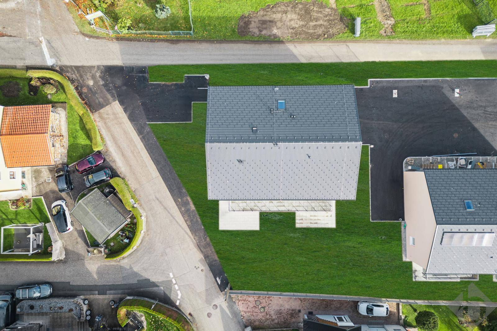 Luftaufnahme des Hauses mit Satteldach, Zufahrt und umliegenden Grundstücken in ländlicher Umgebung.