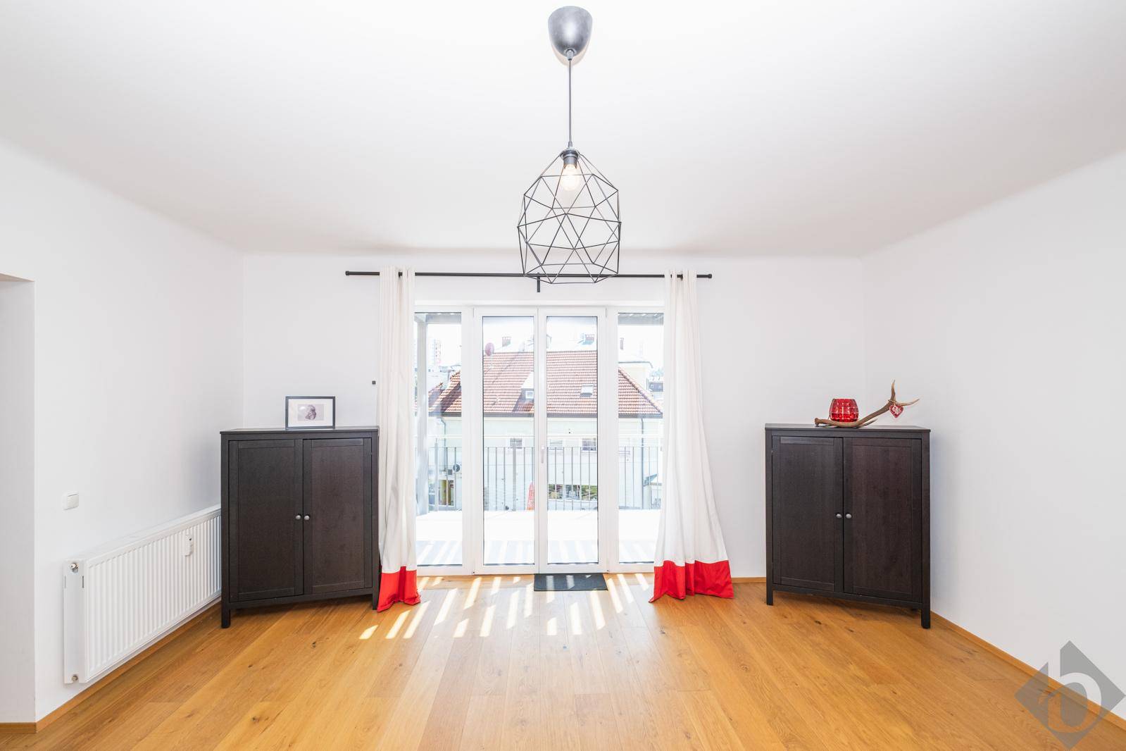 Wohnzimmer mit Balkon