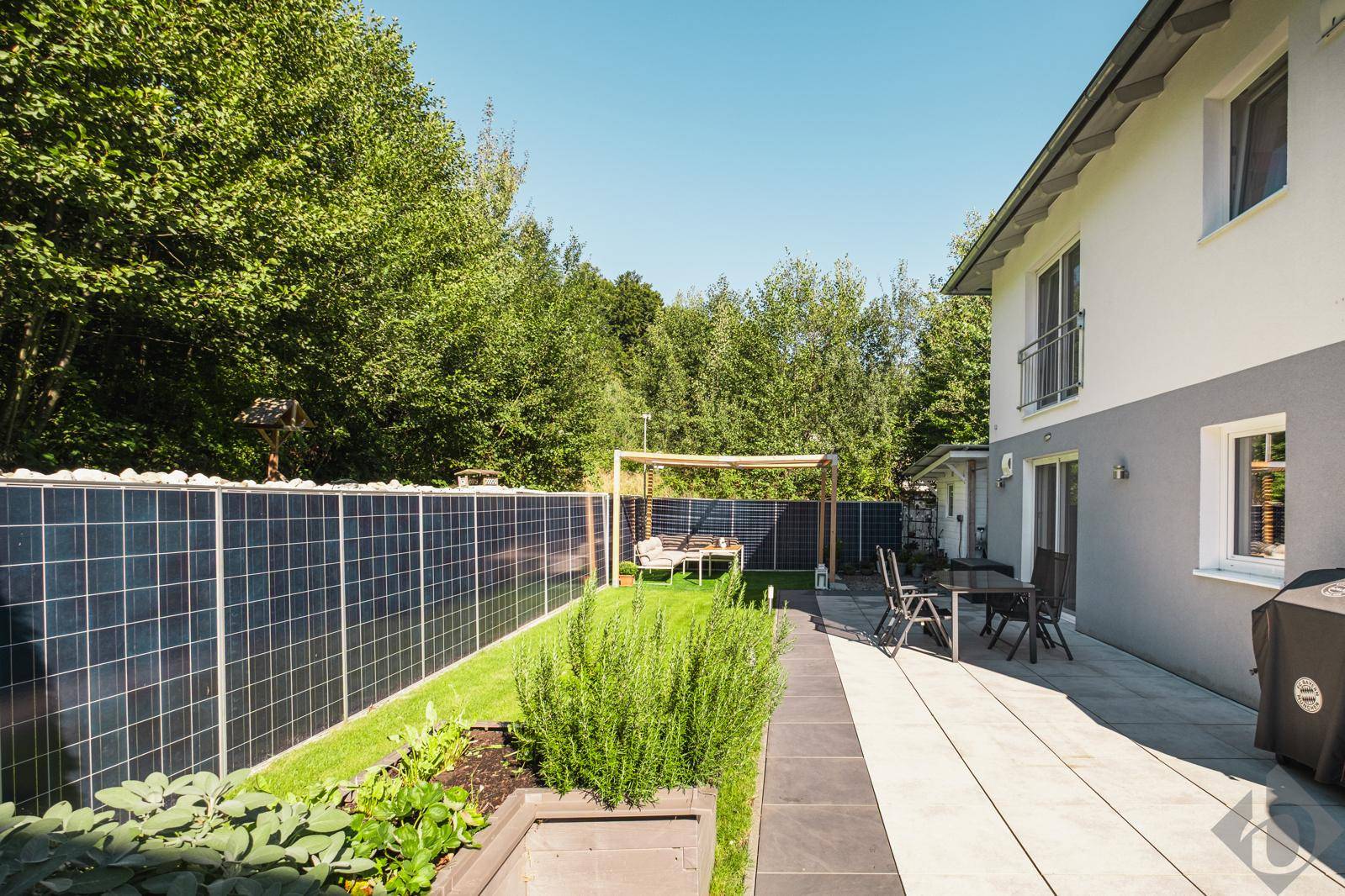 Garten mit großzügiger Terrasse