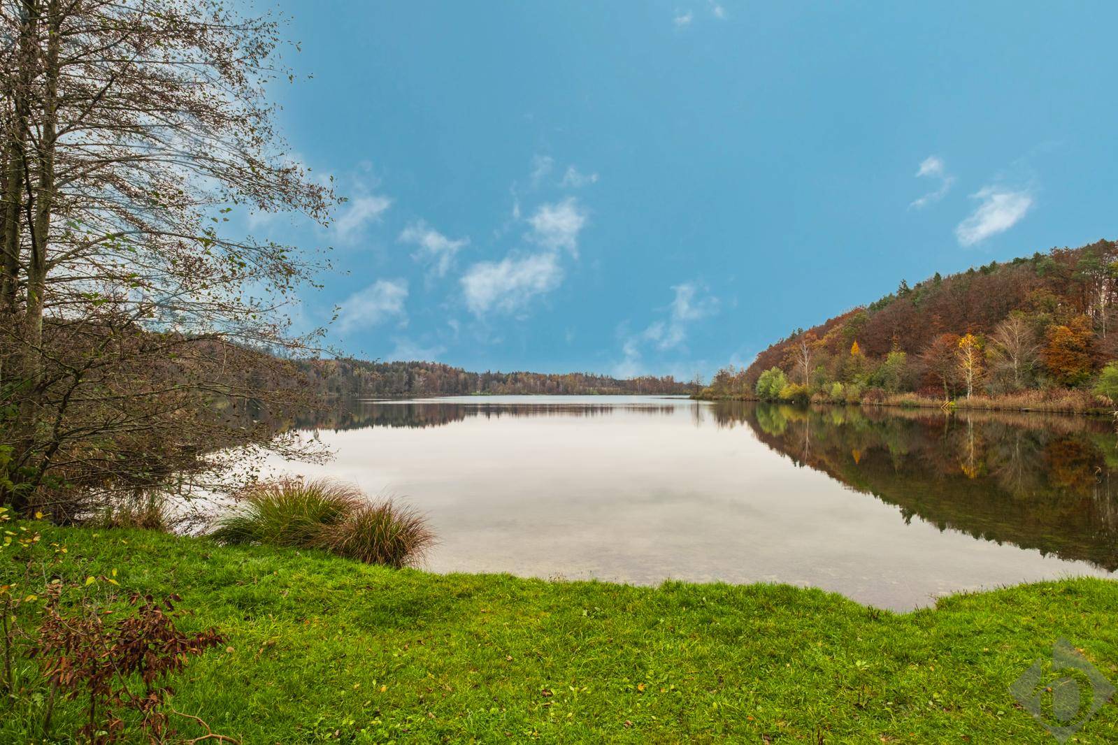 Der nahegelegene Höllerersee