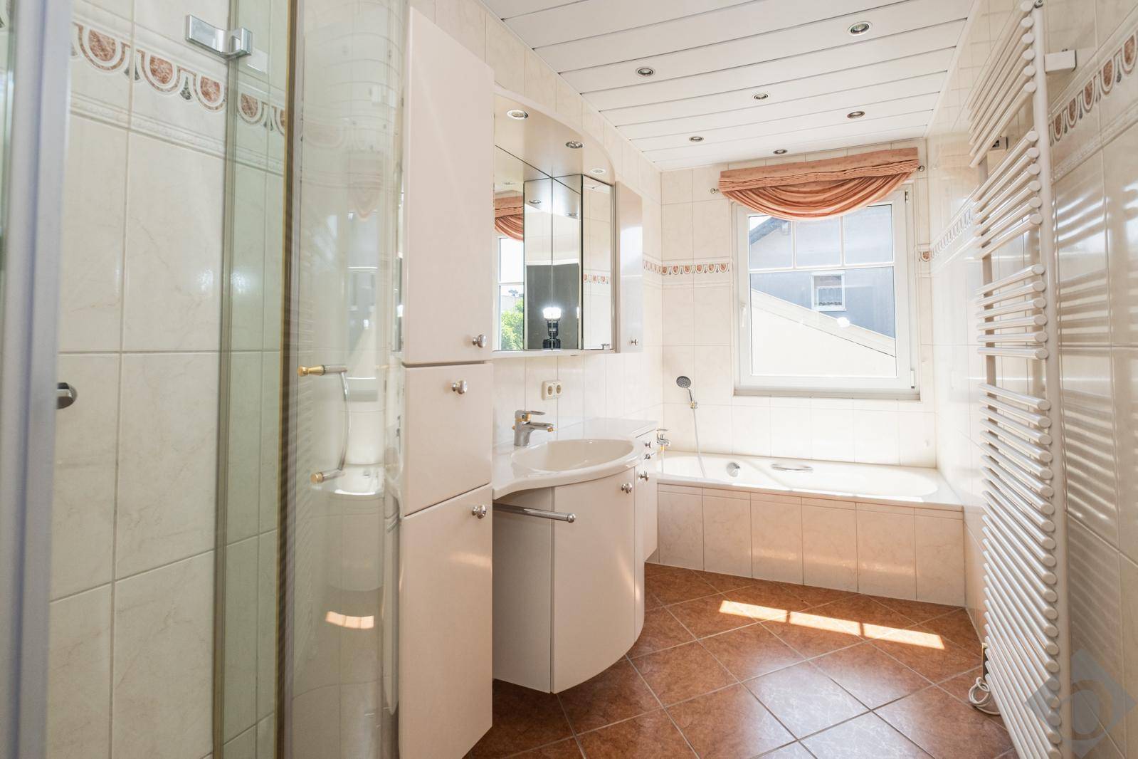 Badezimmer mit Dusche und Wanne