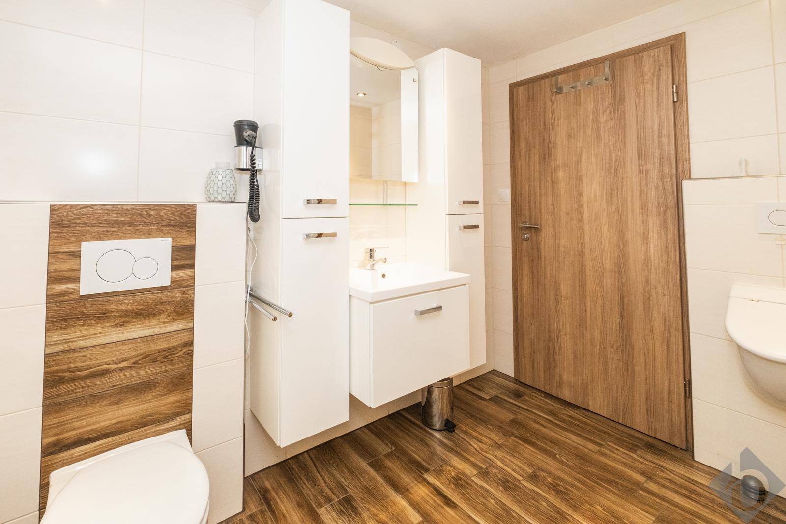 Saniertes Badezimmer mit Walk-In-Dusche