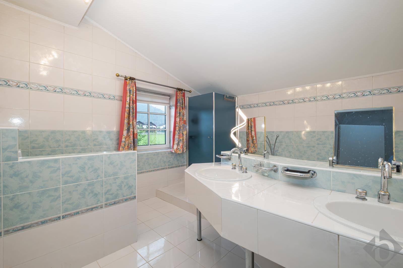 Geräumiges Badezimmer mit Doppelwaschbecken, Badewanne, Duschkabine und Fenster.