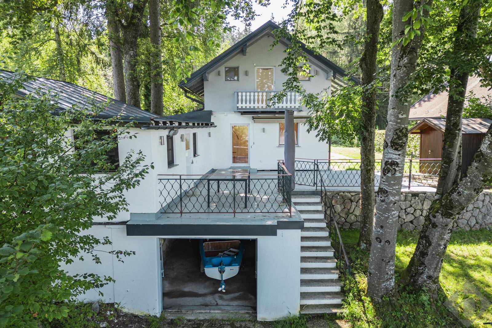 Großzügige Westterrasse und Bootsgarage