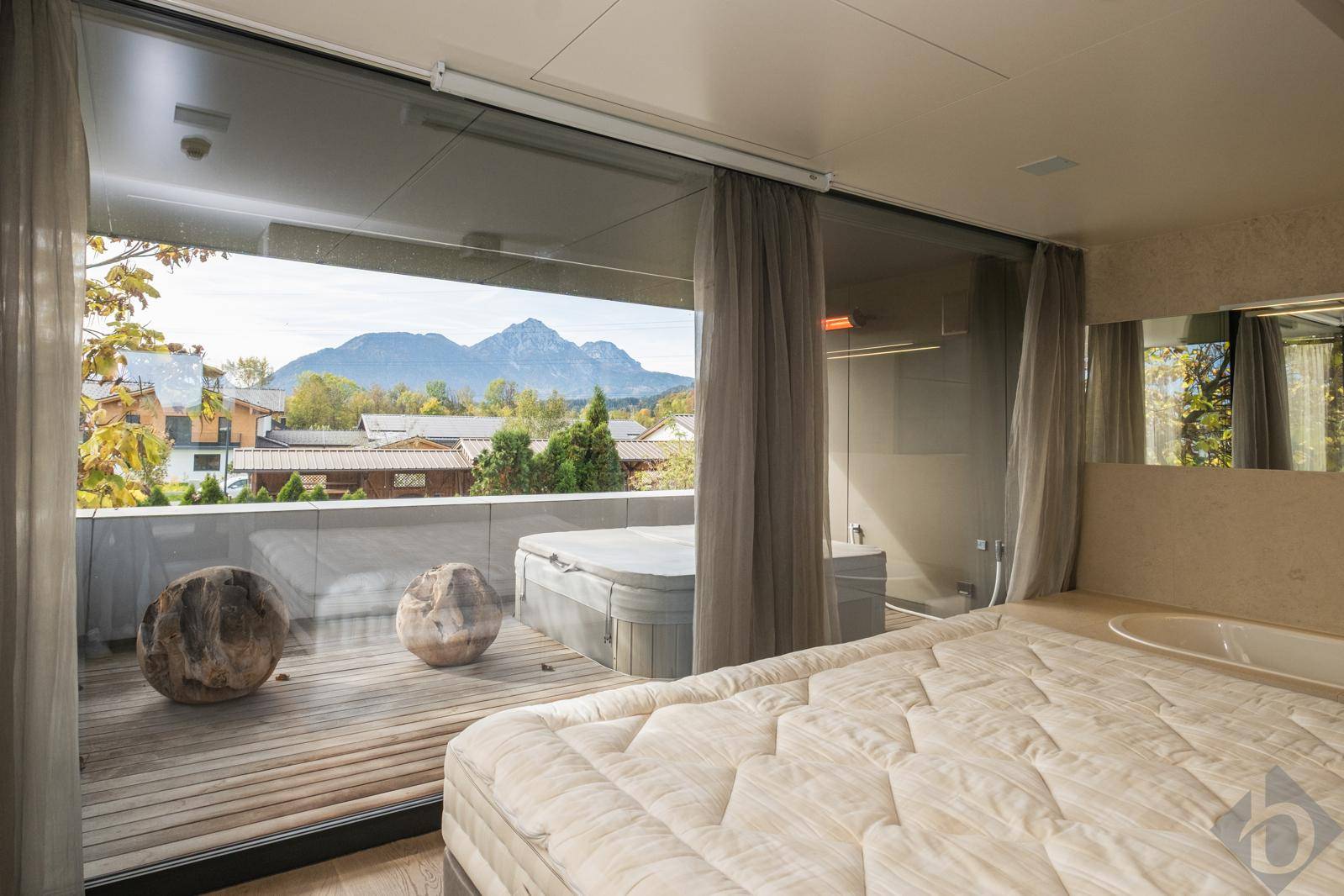Master Bedroom mit Jacuzzi auf der Terrasse