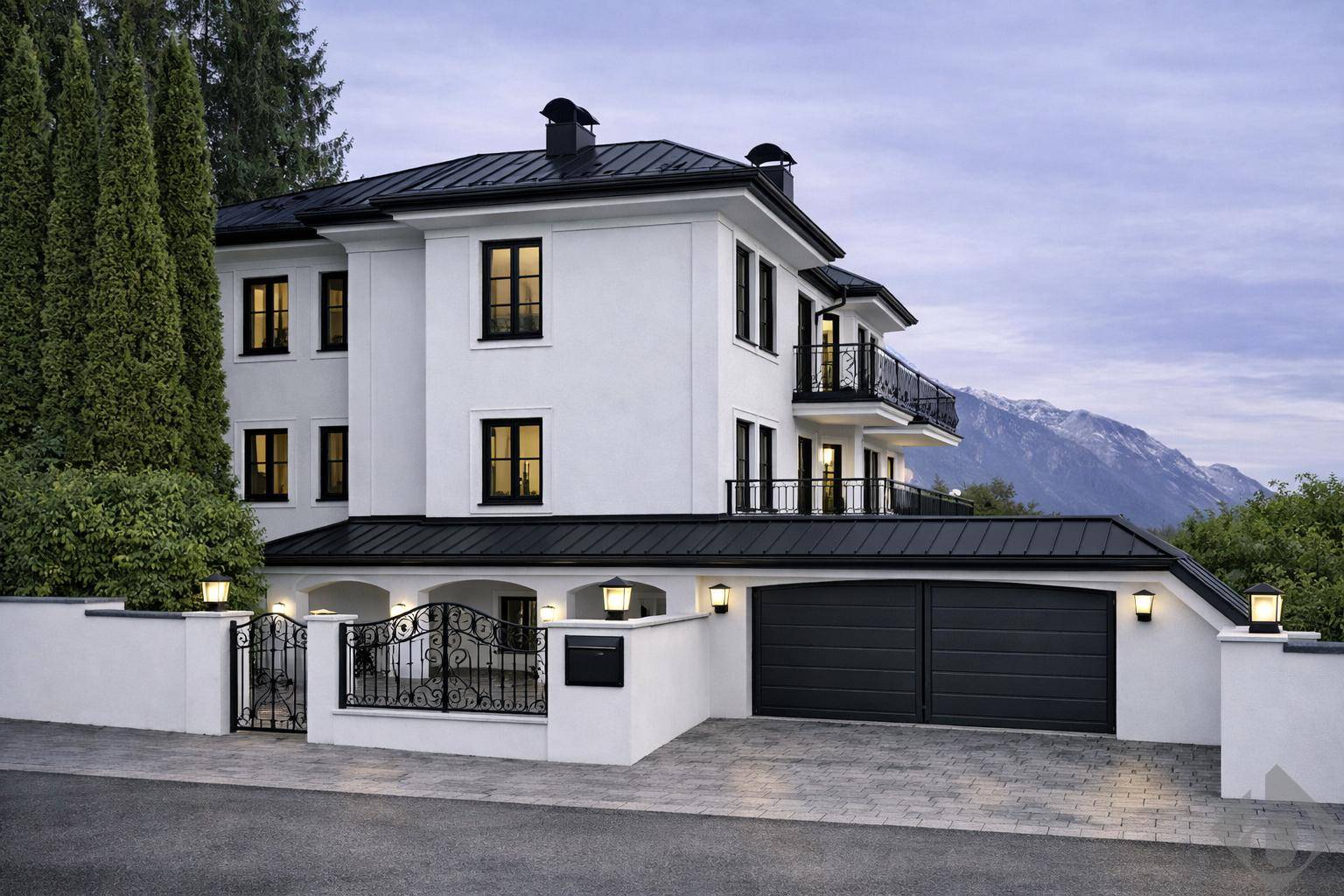 Elegante Fassade der Villa mit schmiedeeisernem Tor, Doppelgarage und Bergblick im Hintergrund.