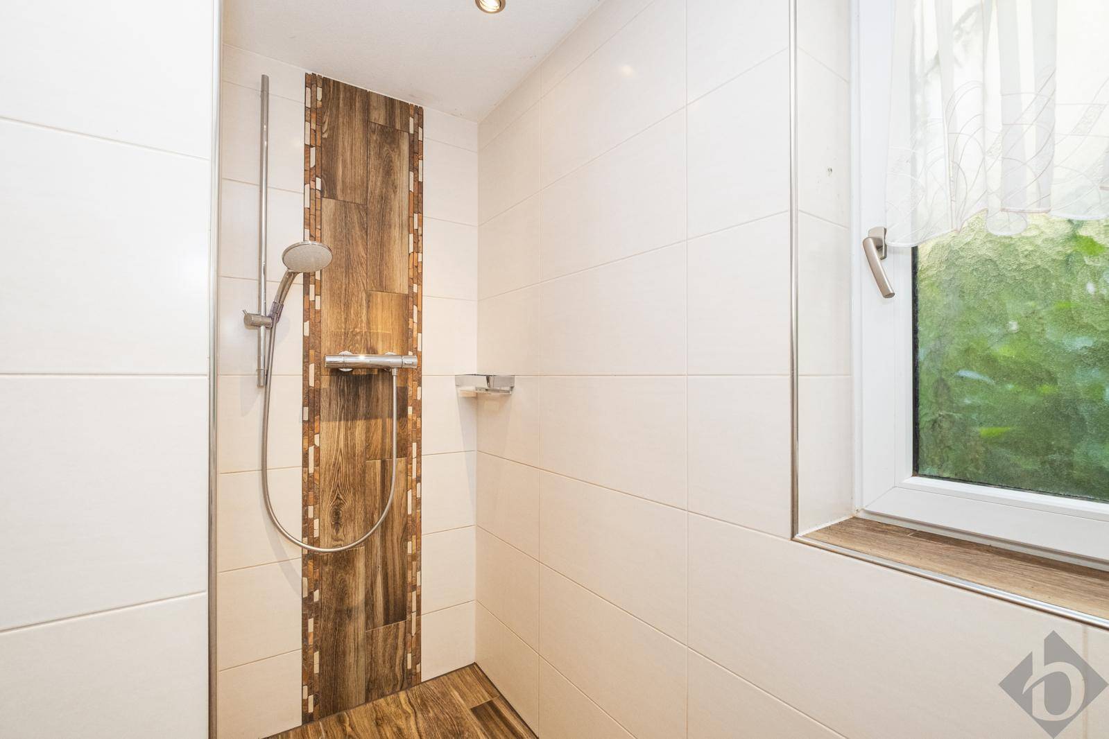 Saniertes Badezimmer mit Walk-In-Dusche