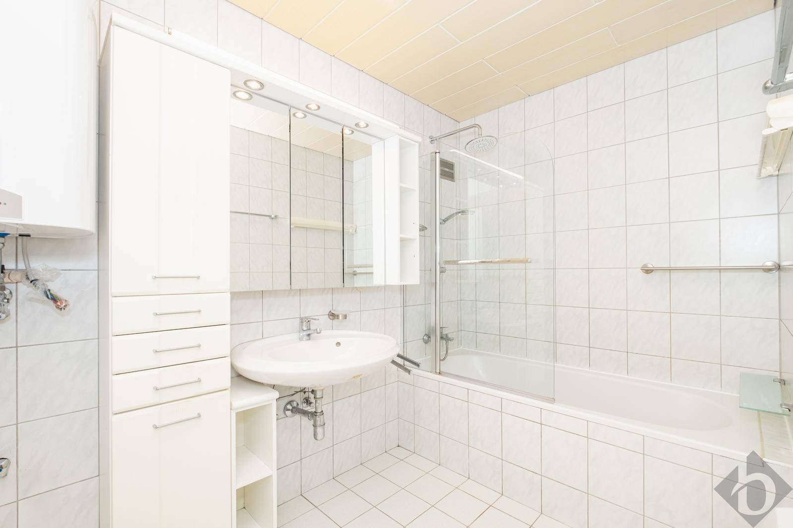 Badezimmer mit Wanne und WM-Anschluss