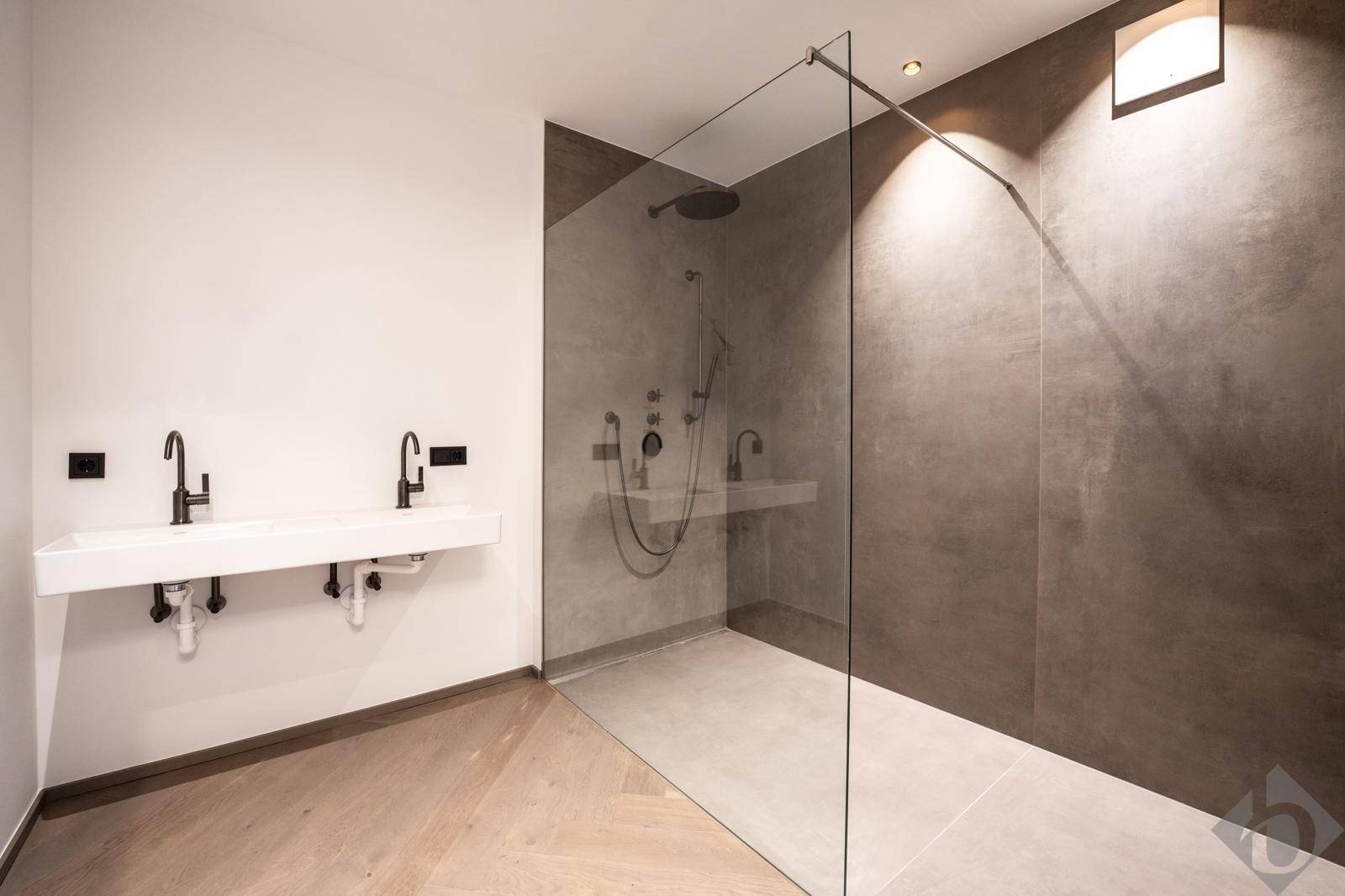 Geräumiges Badezimmer mit Doppelwaschbecken, großer begehbarer Dusche und modernen Armaturen.