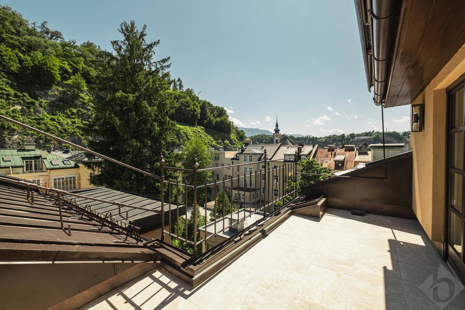 Ausblick Dachterrasse auf den Kapuzinerberg