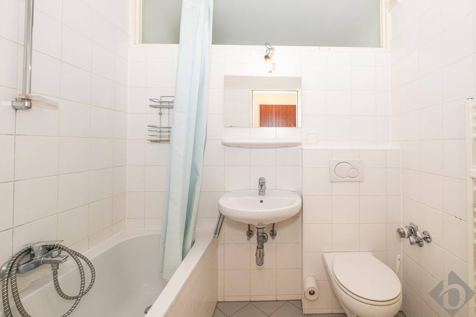 Badezimmer mit Wanne und Oberlichte