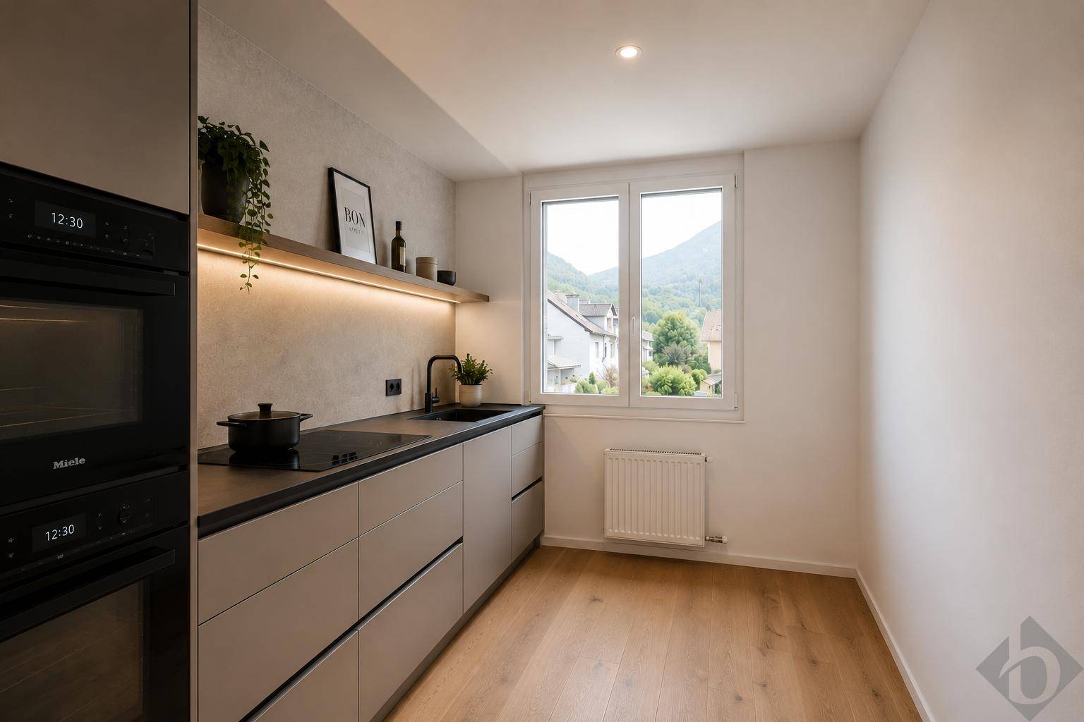 Moderne Küche mit grauen Schränken, Einbaugeräten und Fenster mit Bergblick.