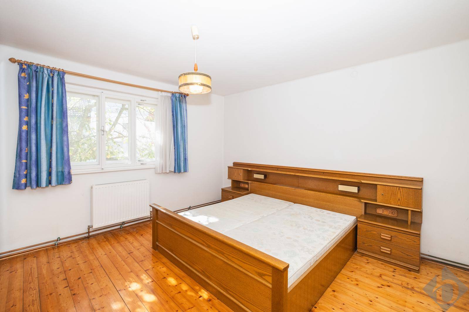 Großzügiges Schlafzimmer