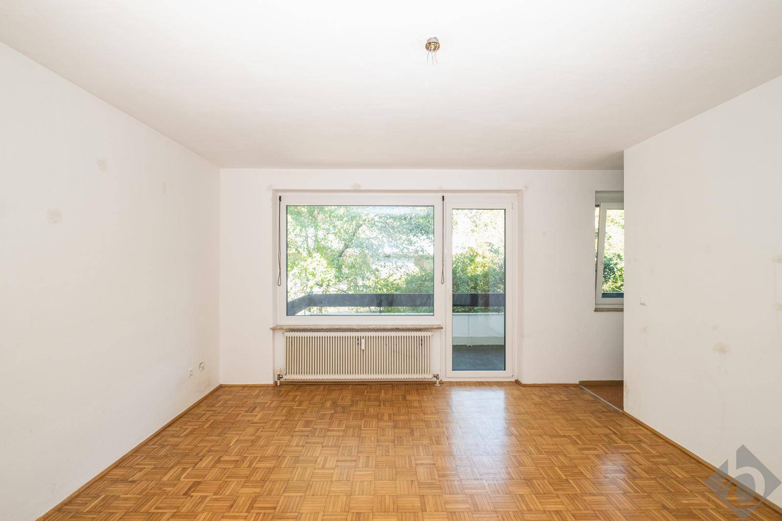 Wohnzimmer mit Balkonzugang