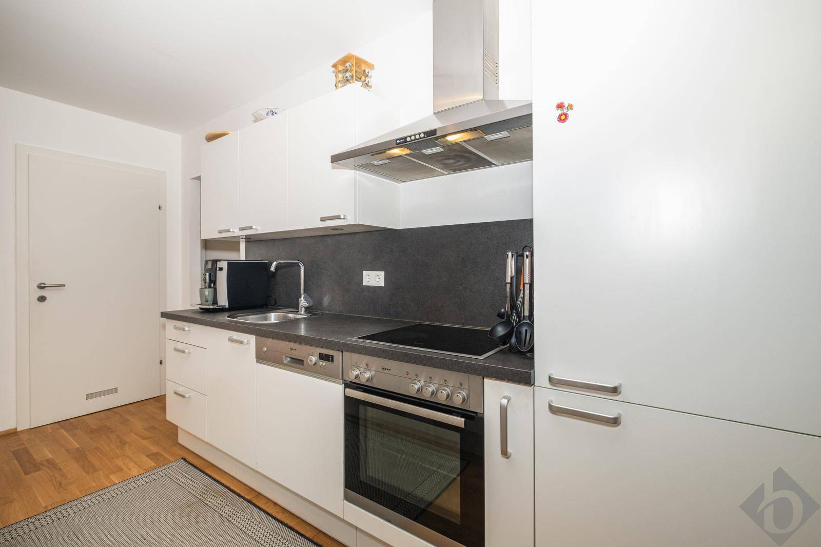 Moderne Einbauküche mit Kücheninsel