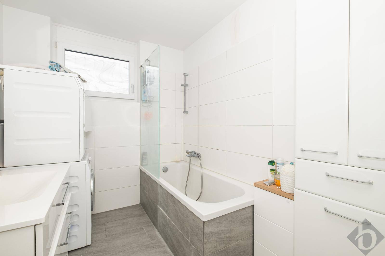 Hochwertiges Badezimmer mit Wanne und Fenster