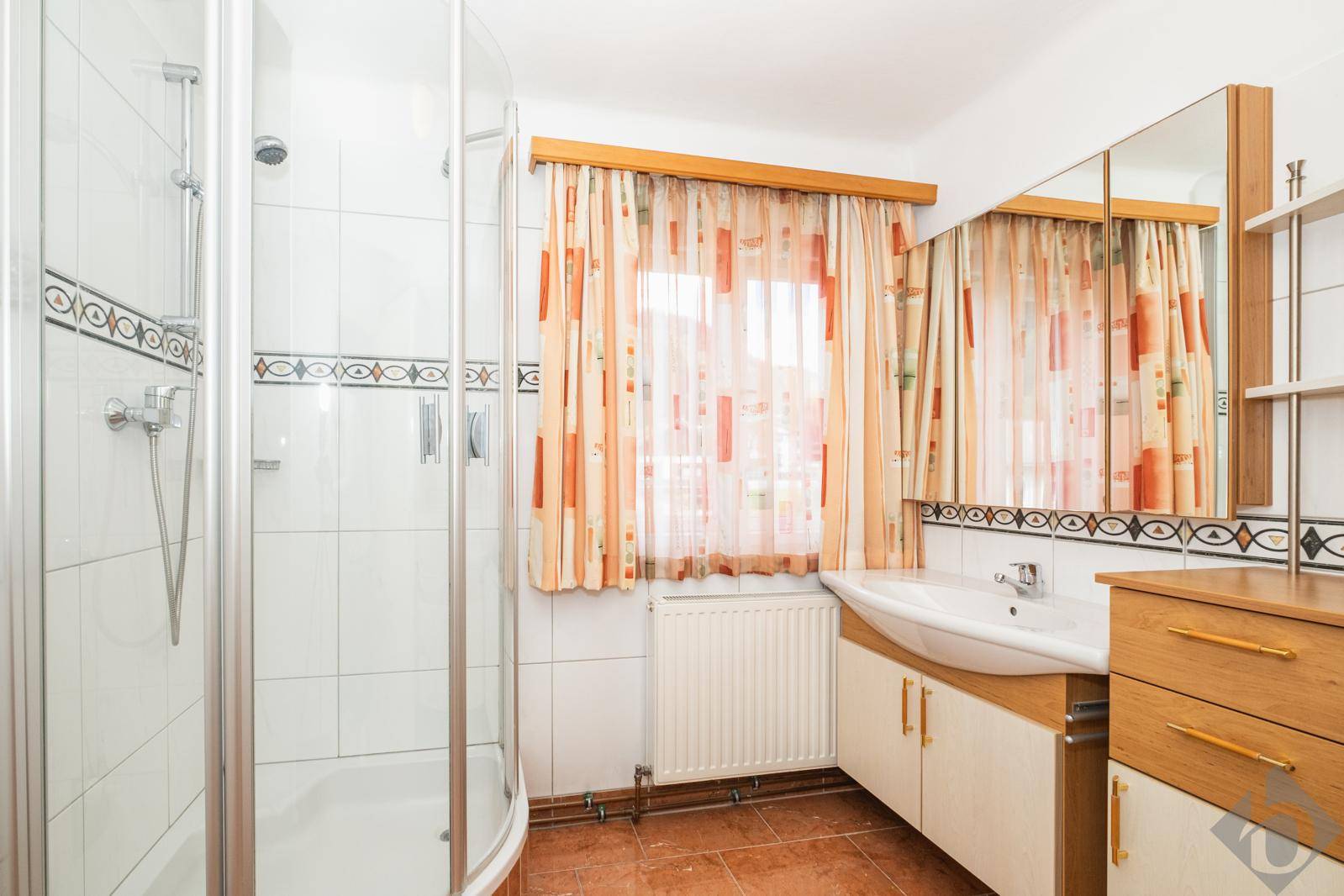 Helles Badelzimmer im OG