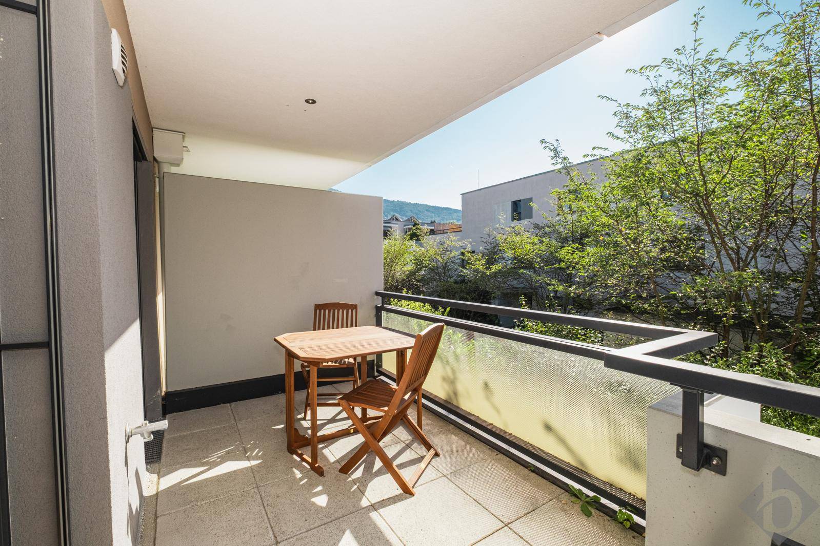 sonniger ruhiger Balkon