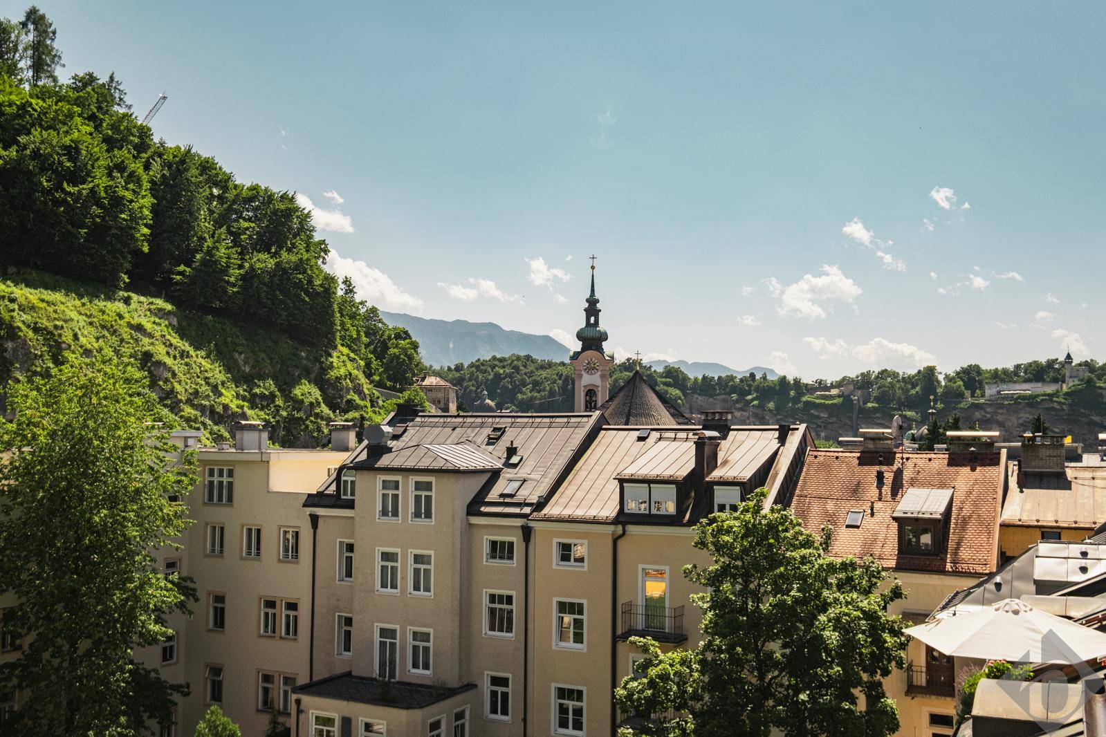 Ausblick über die Dächer der Saluzburger Altstadt