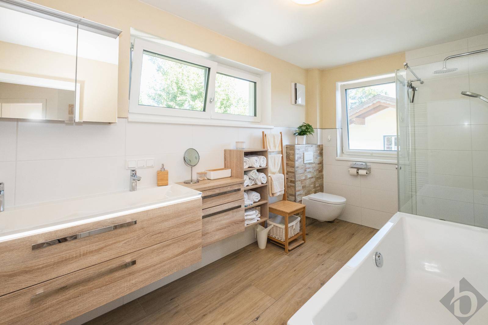 Badezimmer mit Wanne und Dusche