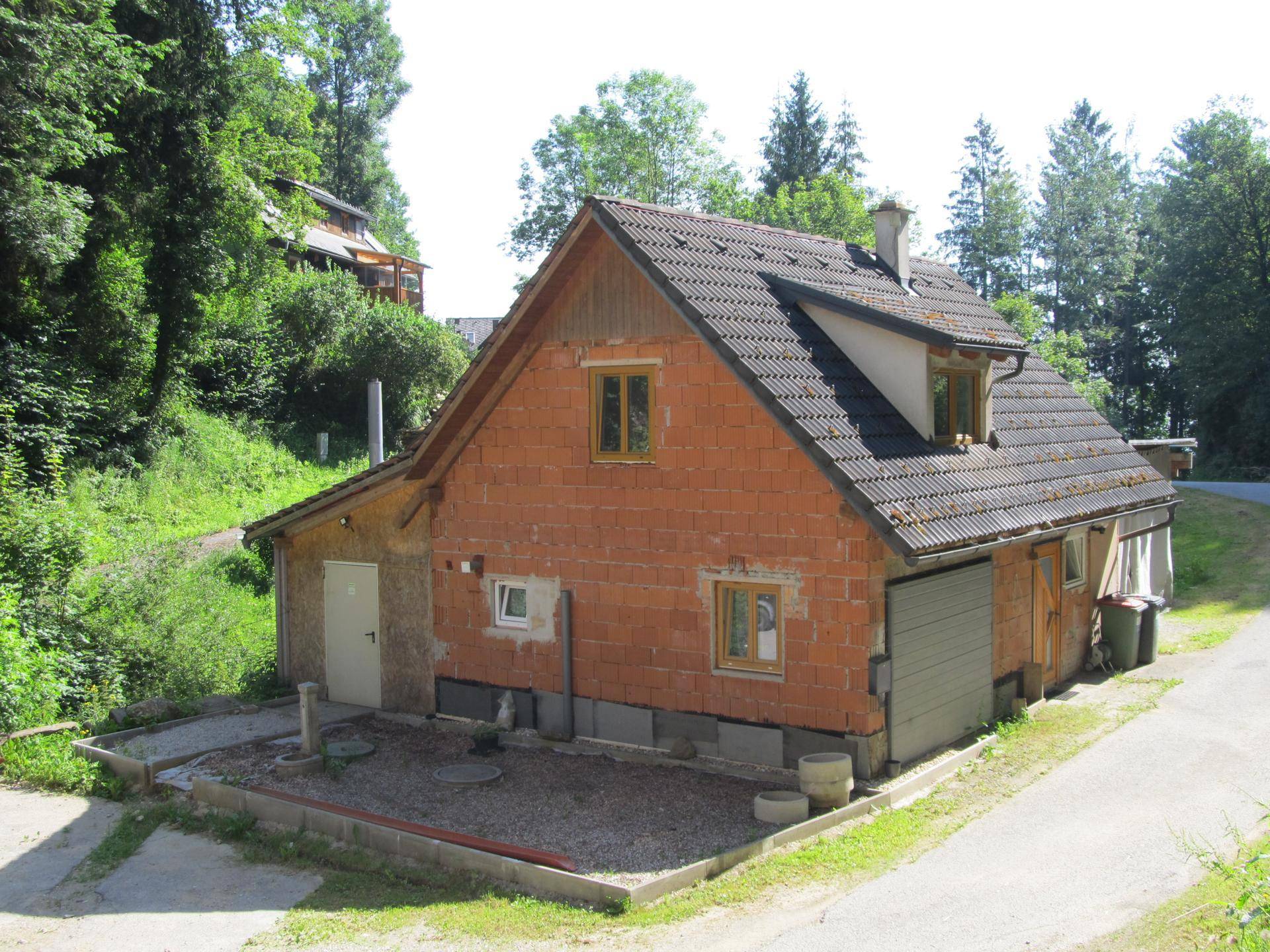 RESERVIERT! WOHNHAUS, WIRTSCHAFTSGEBÄUDE UND ROHBAU IN IDYLLISCHER LAGE - Mehr