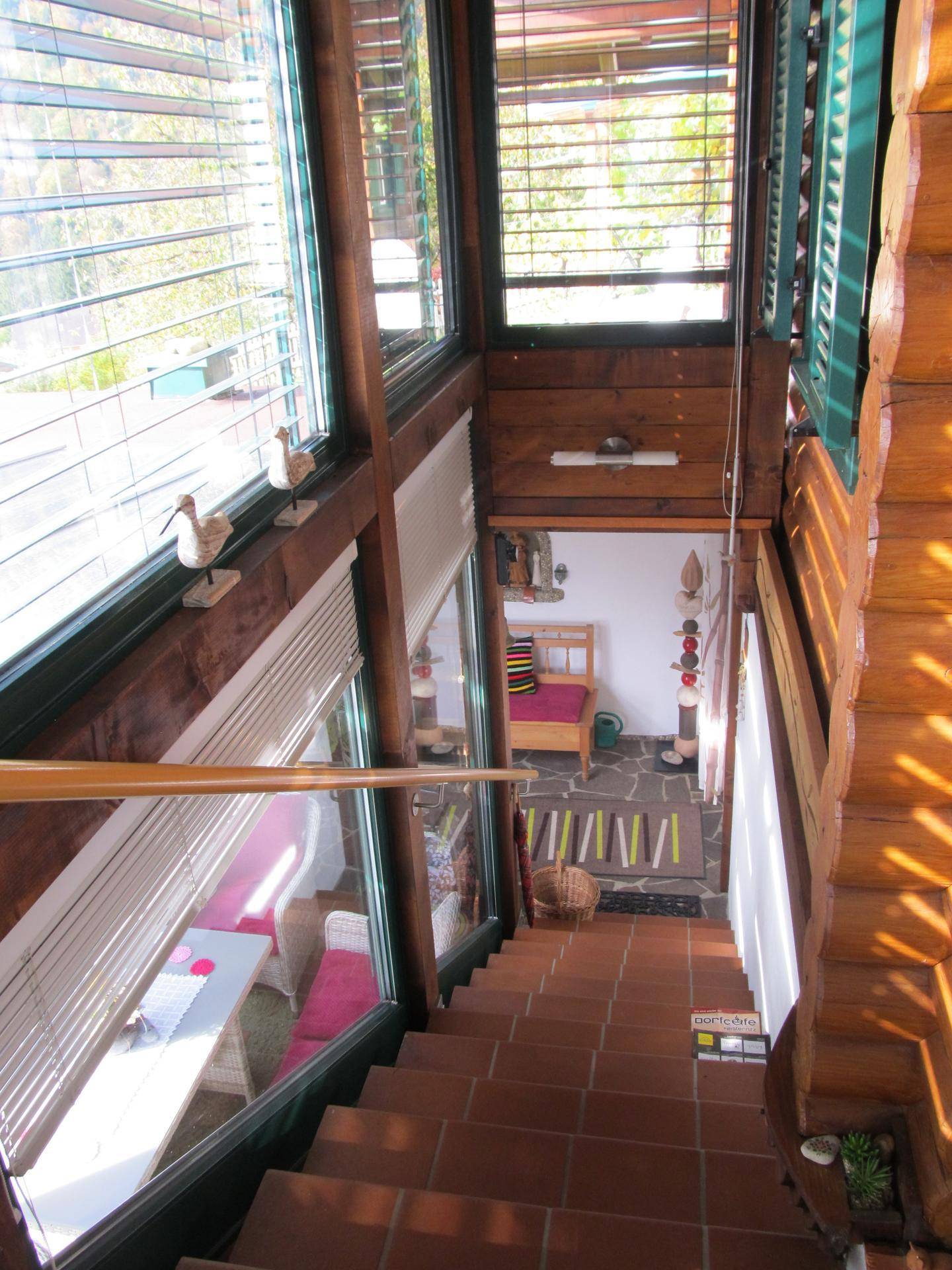 Geflieste Treppe, die verschiedene Ebenen des Hauses mit viel Tageslicht verbindet.