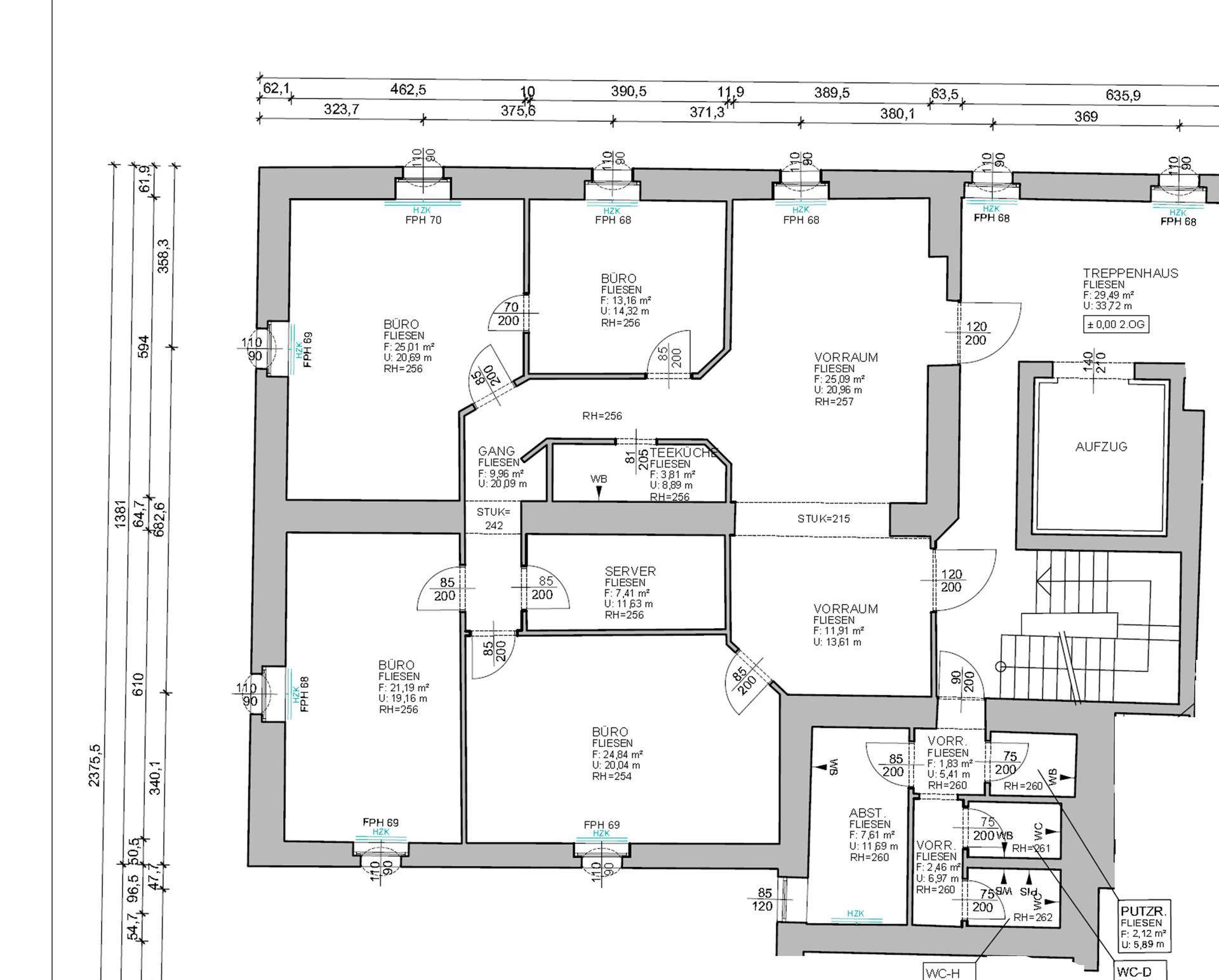 Detaillierter Grundrissplan mit mehreren Büroräumen, Fluren, Vorräumen, Abstellräumen und einem Treppenhaus mit Aufzug.