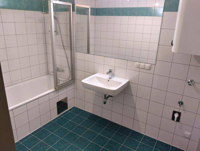 größeres Bad mit Wanne und WM-Anschluss