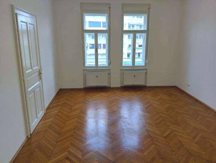 größeres und helles Wohnzimmer (nicht getr. begehbar)