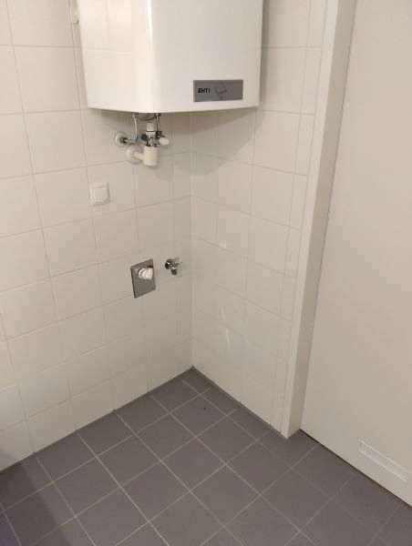 größeres Bad mit Wanne / Fenster und WM-Anschluss