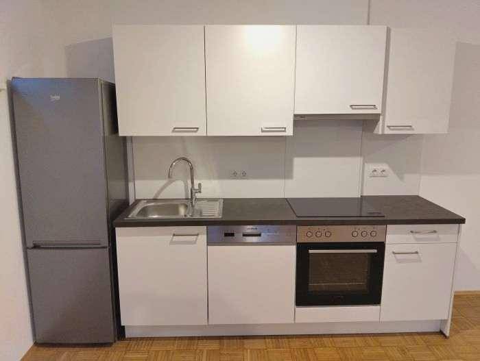 Wohnzimmer mit großem Süd-Balkon 11m² und nagelneuer Einbauküche (nicht getr. begehbar)