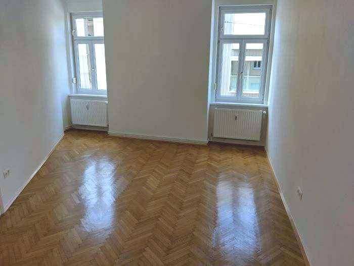 helles Arbeits- oder Esszimmer (nicht getr. begehbar)