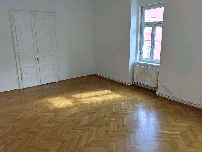 großes und helles Erkerzimmer (getr. begehbar)
