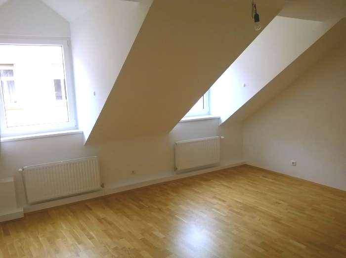 größeres Schlafzimmer 2 (getr. begehbar)