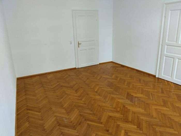 größeres und helles Wohnzimmer (nicht getr. begehbar)