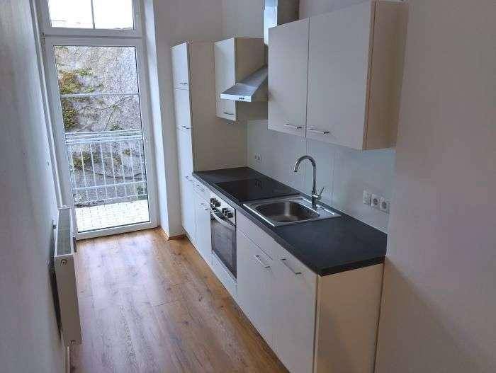 extra Küche möbliert mit ruhigem Balkon - Innenhof