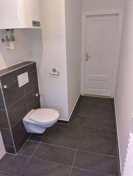 neuwertiges Bad mit Dusche / WC / Fenster und WM-Anschluss