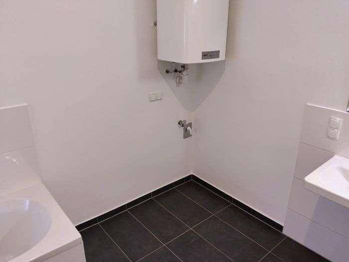 großzügiges und neuwertiges Bad mit Wanne / Dusche / Fenster und WM-Anschluss