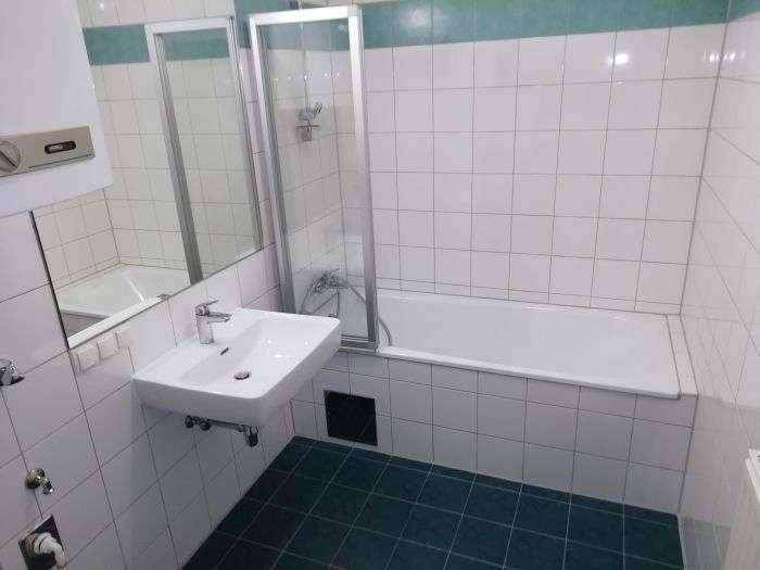 Bad mit Wanne und WM-Anschluss