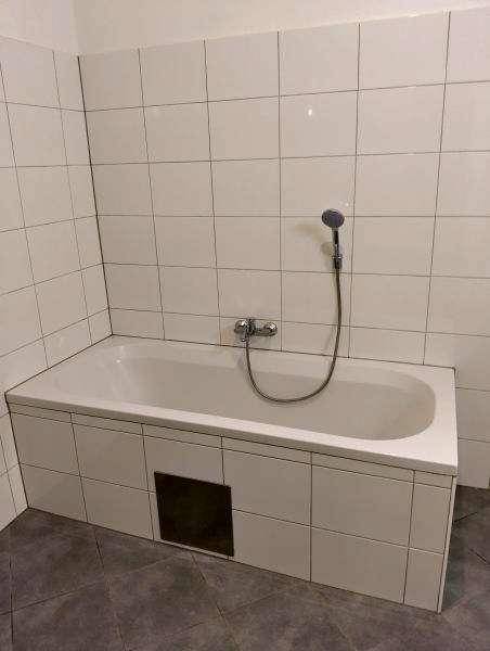 saniertes bzw. großes Bad mit Wanne / Dusche und WM-Anschluss