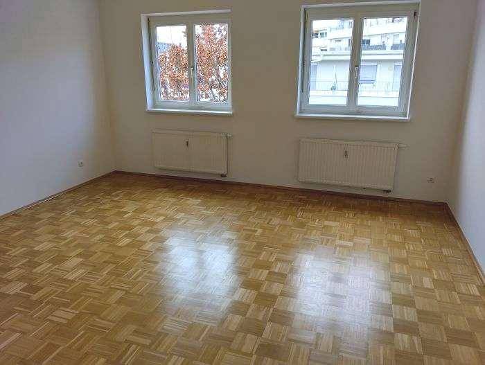 ruhiges und sonniges Wohnzimmer mit Einbauküche - Innenhof (nicht getr. begehbar)