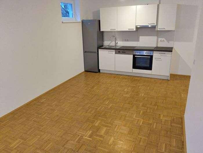 Wohnzimmer mit großem Süd-Balkon 11m² und nagelneuer Einbauküche (nicht getr. begehbar)