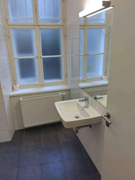 Bad mit Dusche / WC / Fenster und WM-Anschluss
