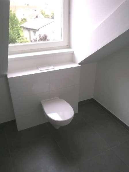 neuwertiges Bad mit Dusche / WC und Fenster