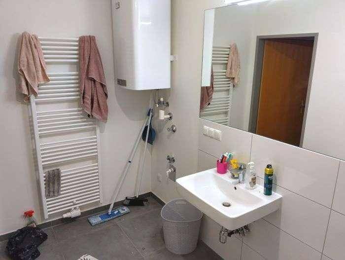 neuwertiges Bad mit Dusche / WM-Anschluss und Sprossenheizkörper