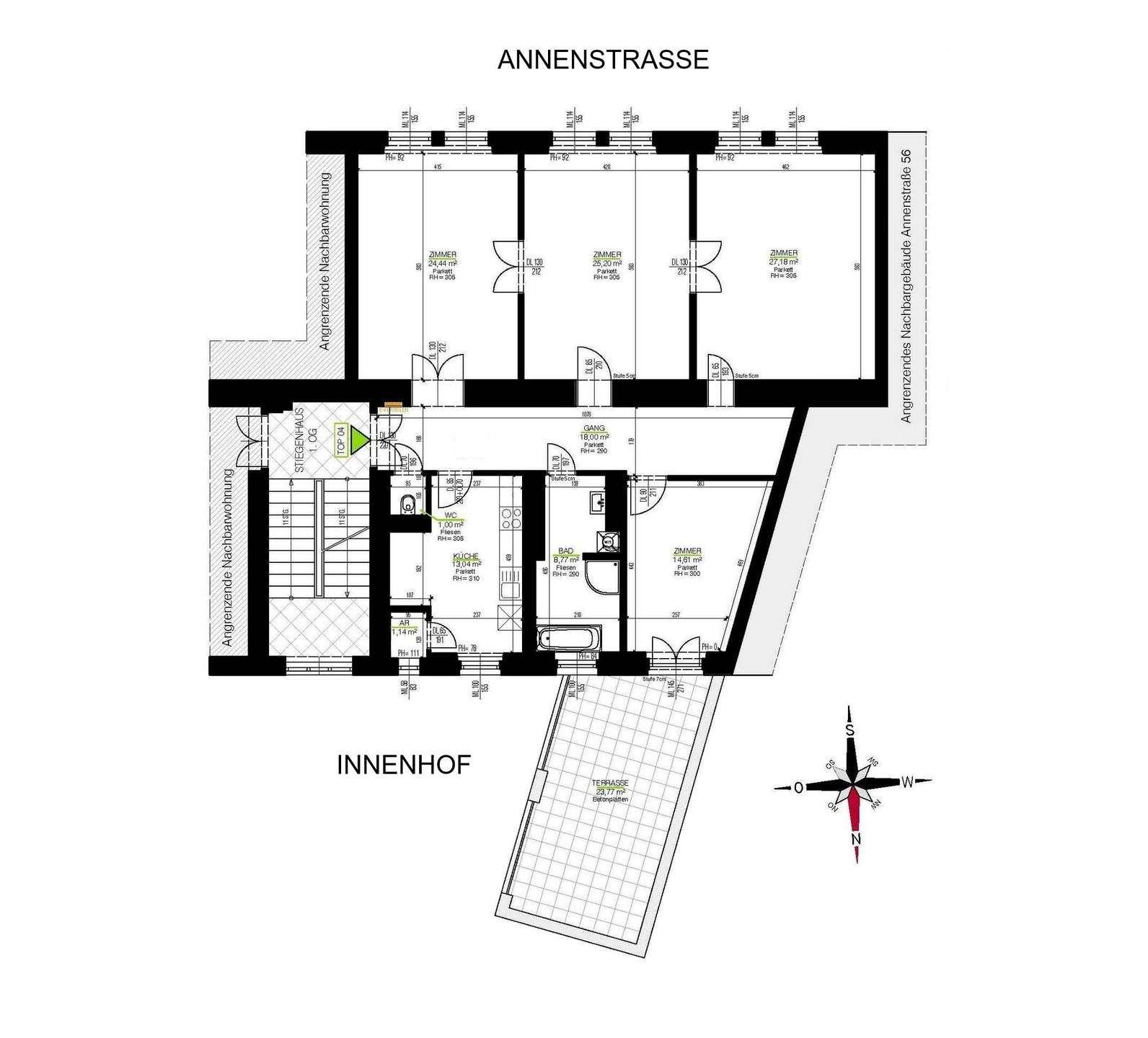 Grundrissplan einer Wohnung mit mehreren Zimmern, Terrasse und Balkonen, inklusive Ausrichtung.