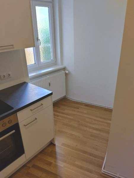 extra Küche neu möbliert mit Fenster