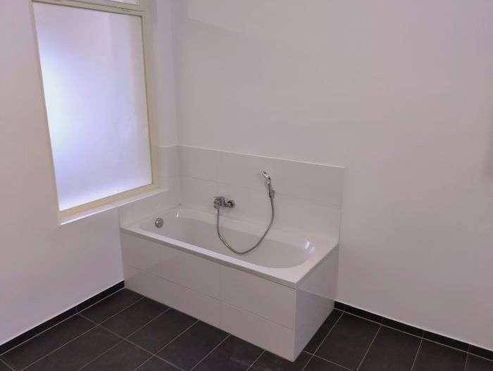 großzügiges und neuwertiges Bad mit Wanne / Dusche / Fenster und WM-Anschluss