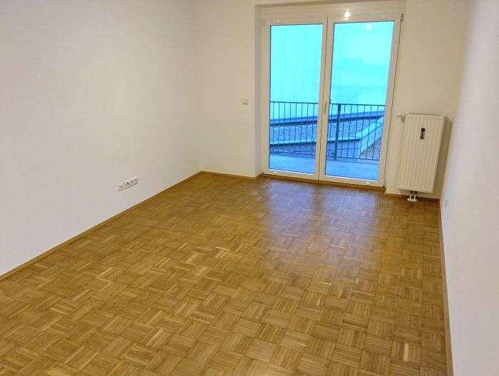 Wohnzimmer mit großem Süd-Balkon 11m² und nagelneuer Einbauküche (nicht getr. begehbar)