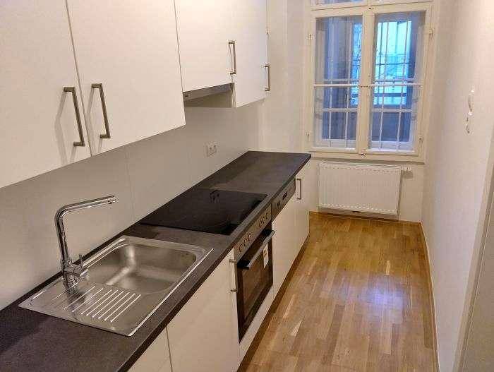extra Küche neu möbliert mit Fenster